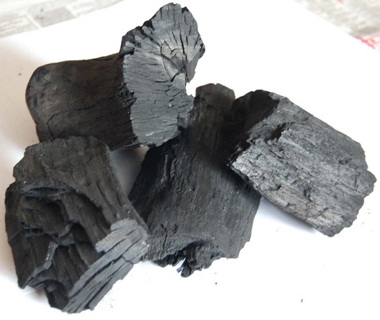 Из чего и как можно сделать уголь самостоятельно?