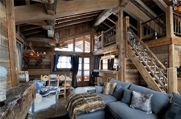 Как оформить интерьер полностью деревянного дома под старину.