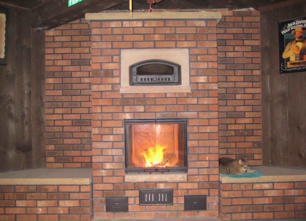 Каменная печь-камин с встроенным теплообменником. Отопление дома.