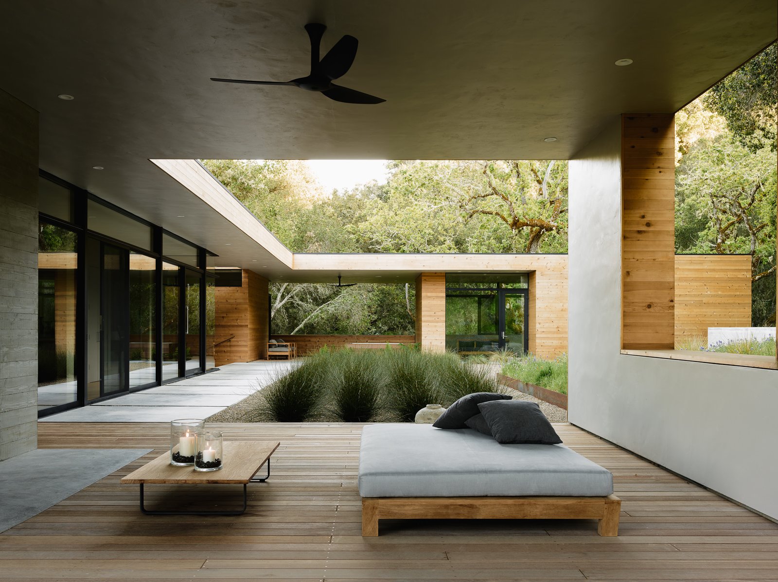 the-courtyard-seamlessly-integrates-the-indoor-and-outdoor-space.jpg