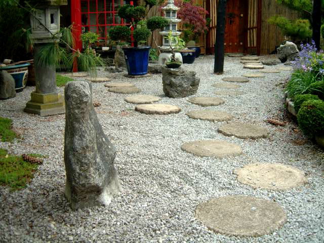 Садовый декор из камней