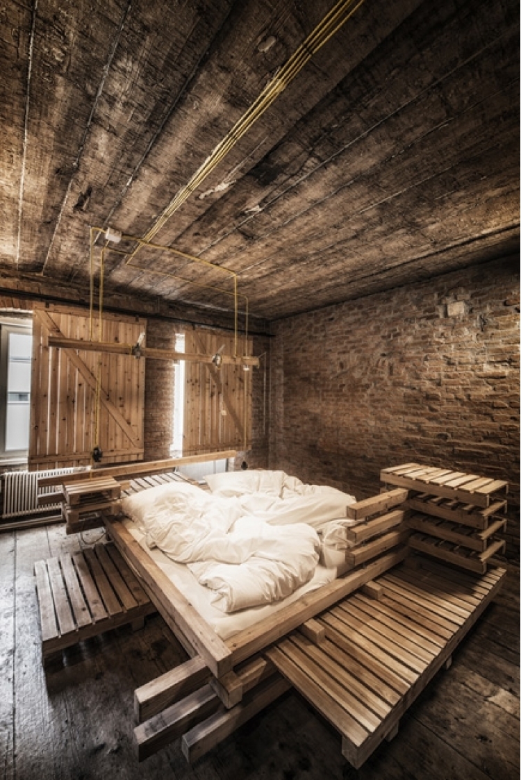 derevyanii_gotel_viennese_guest_room_ot_buro_heri_and_salli_1.jpg