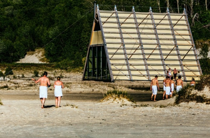 worlds-largest-sauna-agora-salt-festival-norway-designboom-03-694x455.jpg