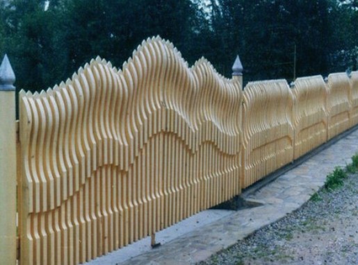 Оригинальный забор из досок своими руками (37 фото)