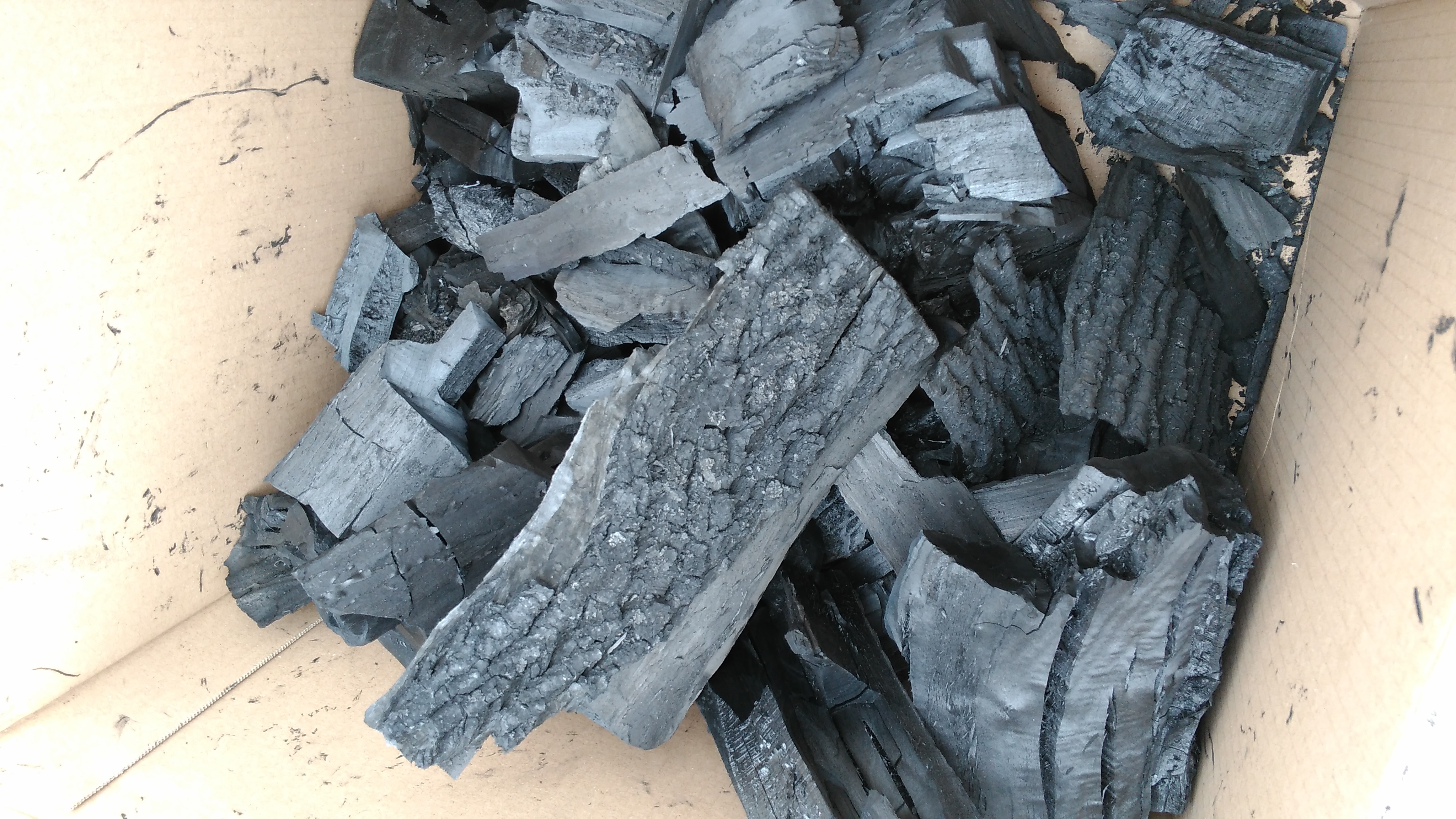Уголь древесный оптом от производителя. Уголь древесный. Древесный уголь в полипропиленовых мешках. Уголь из дерева. Уголь древесный фракция 3-4мм.